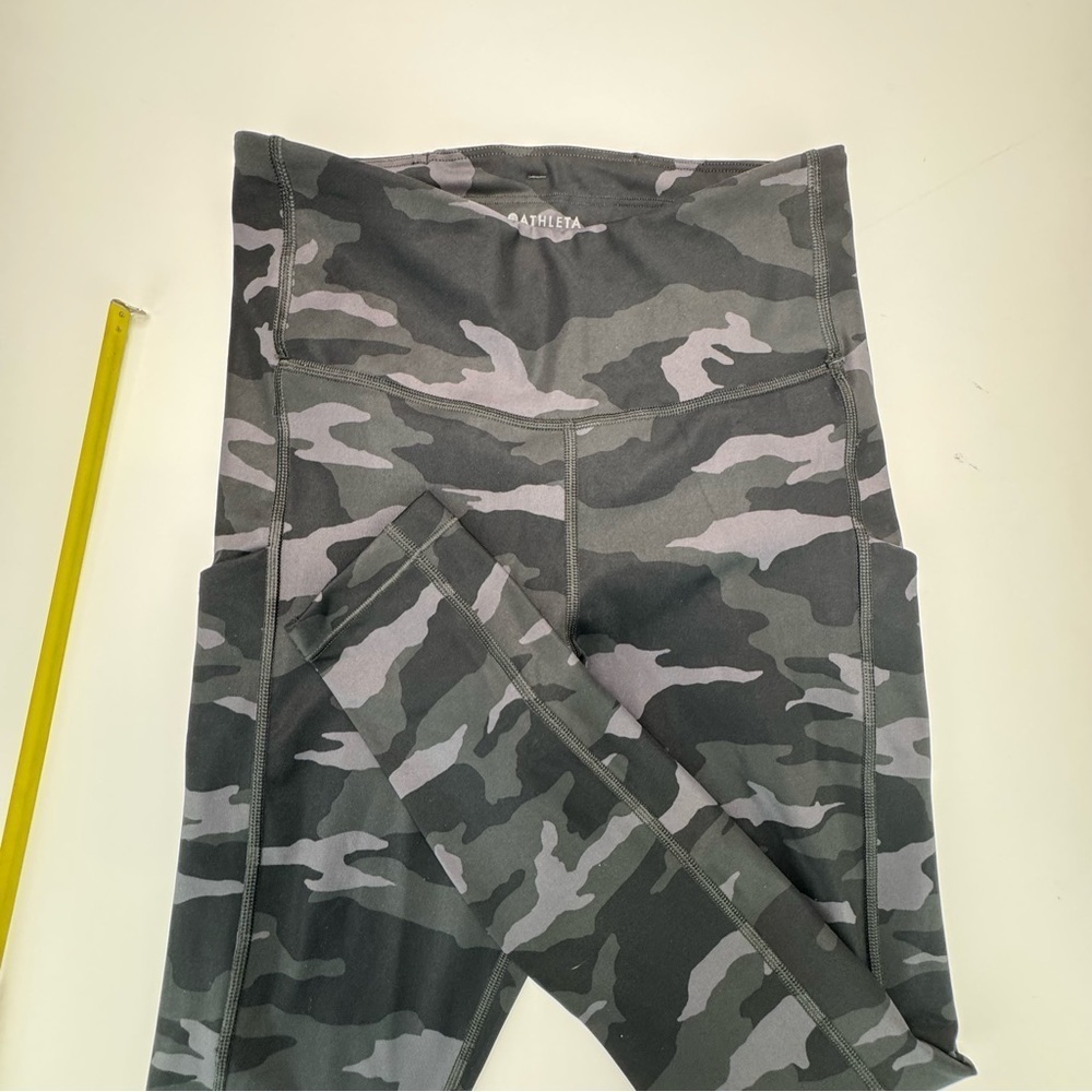 Athleta Ultimate Camo 7/8 Tight Size XS - Picture 7 of 16